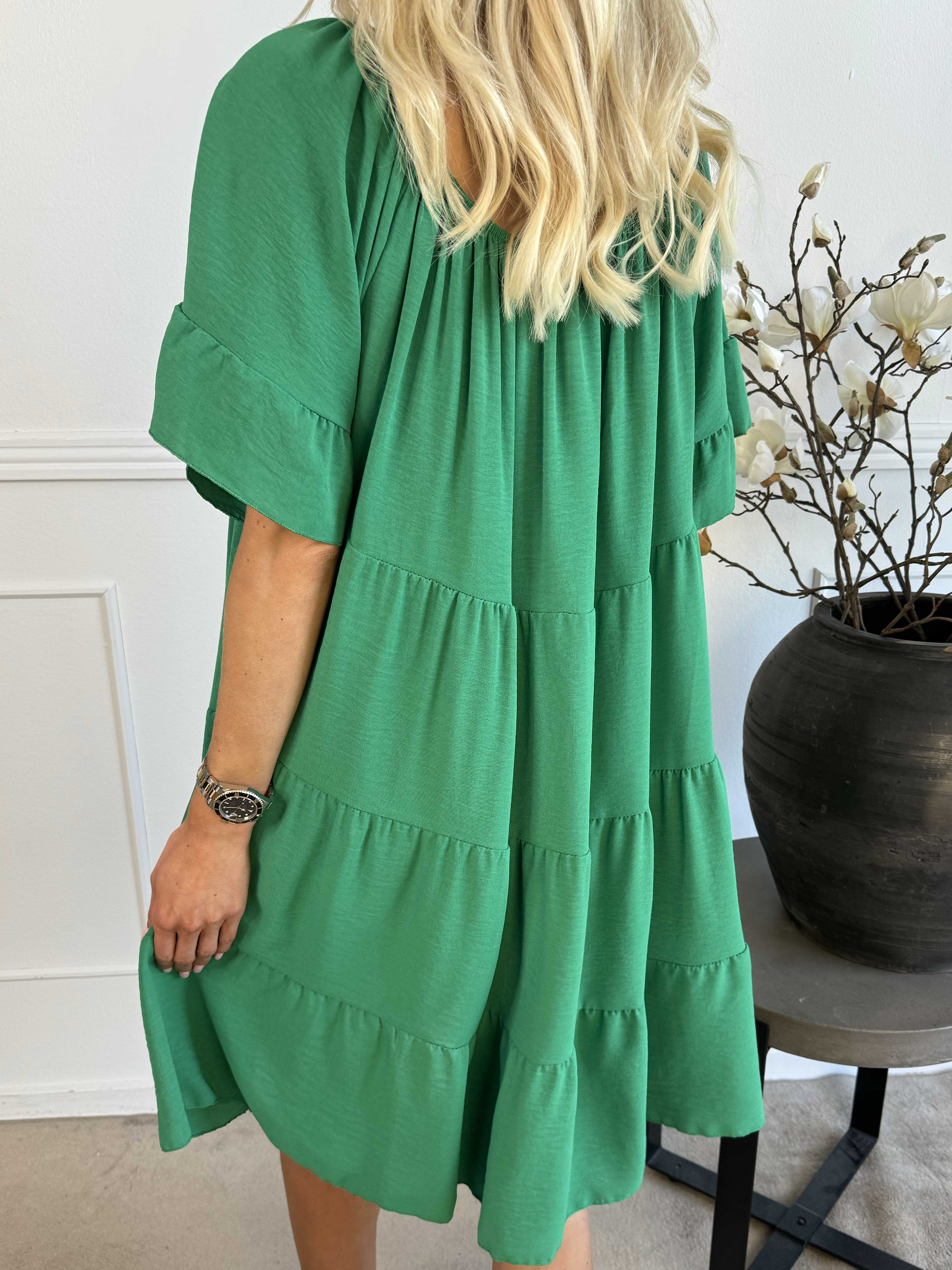 Murcia - Klänning i viskos med lager på lager och elastisk halsringning